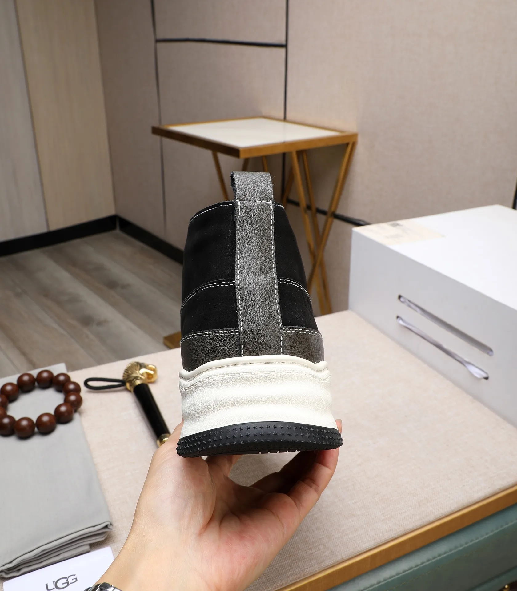Men's shoes 💰700 [High-end UGG] (full wool lining) The top-end high-quality fur-in-one warm snow boots are from the Australian warm luxury brand men's shoes, UGG-5877 official website is synchronized, made of imported cowhide, carefully sewn. Imported rubber foam outsole (comfortable, soft, wear-resistant) The quality is really great... Exquisite workmanship, you can't put it down at first sight, code number: 39-44 (45 custom-made)